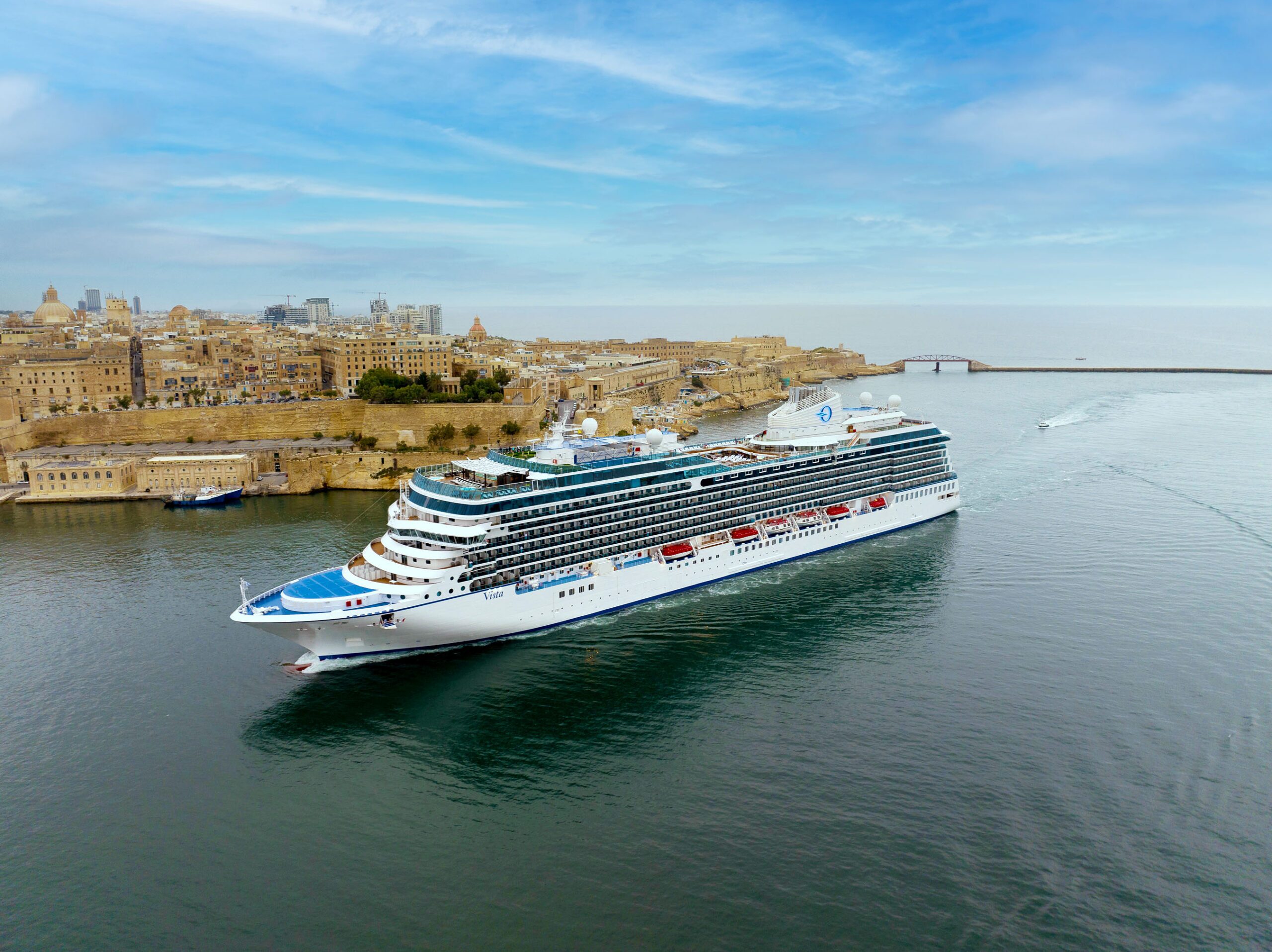 Oceania_Cruises_Vista_Sailing_in_Malta