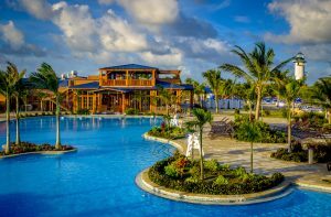 nclh-harvest-caye-harvest_landshark_pool
